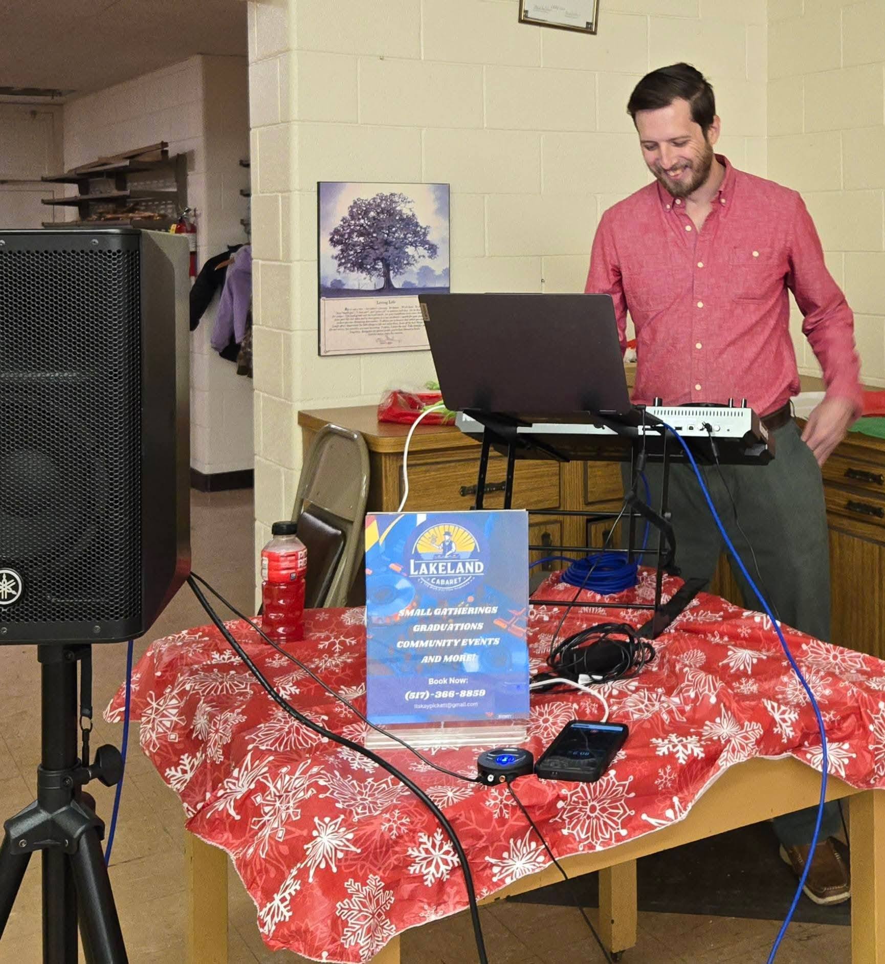 Lakeland Cabaret providing music at the Whoville gathering